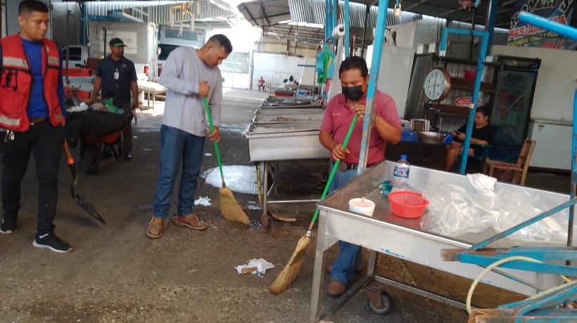 Realizan operativo de limpieza de mercados de Acapulco