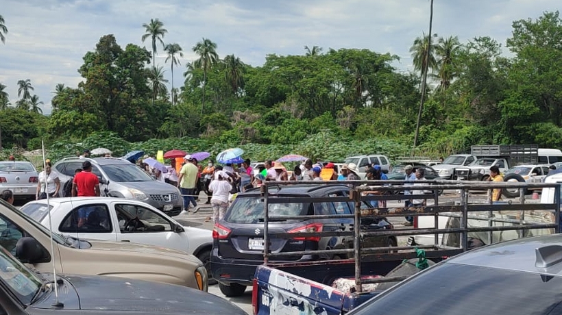 Por desaparecidos, bloquean carretera en Tres Palos de Acapulco