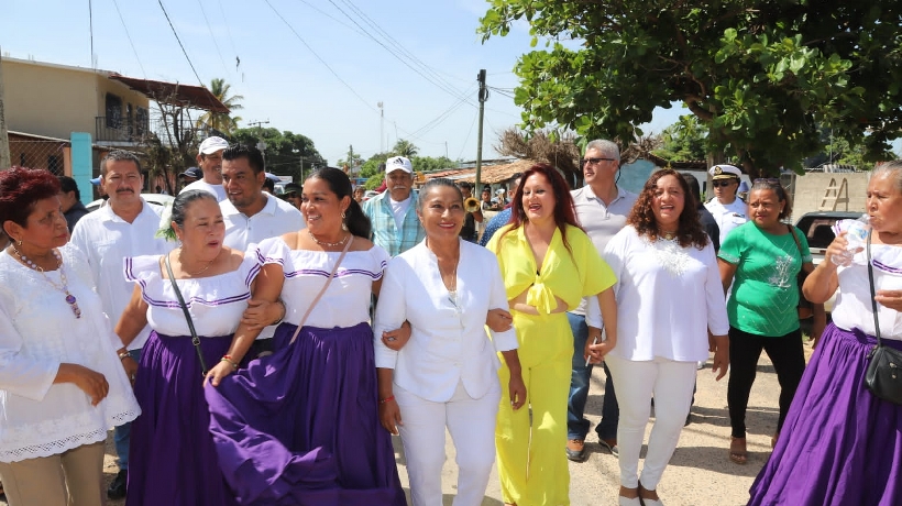 Inaugura Abelina López Rodríguez la construcción del techado de una escuela en La Providencia