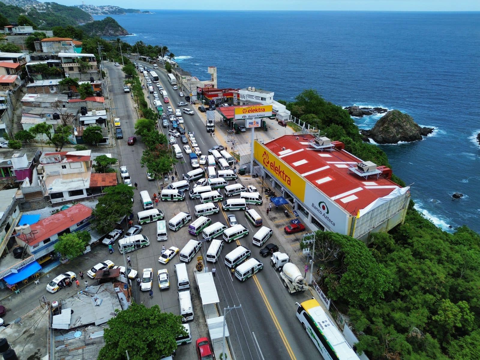 Bloqueo paraliza la carretera Acapulco-Pie de la Cuesta