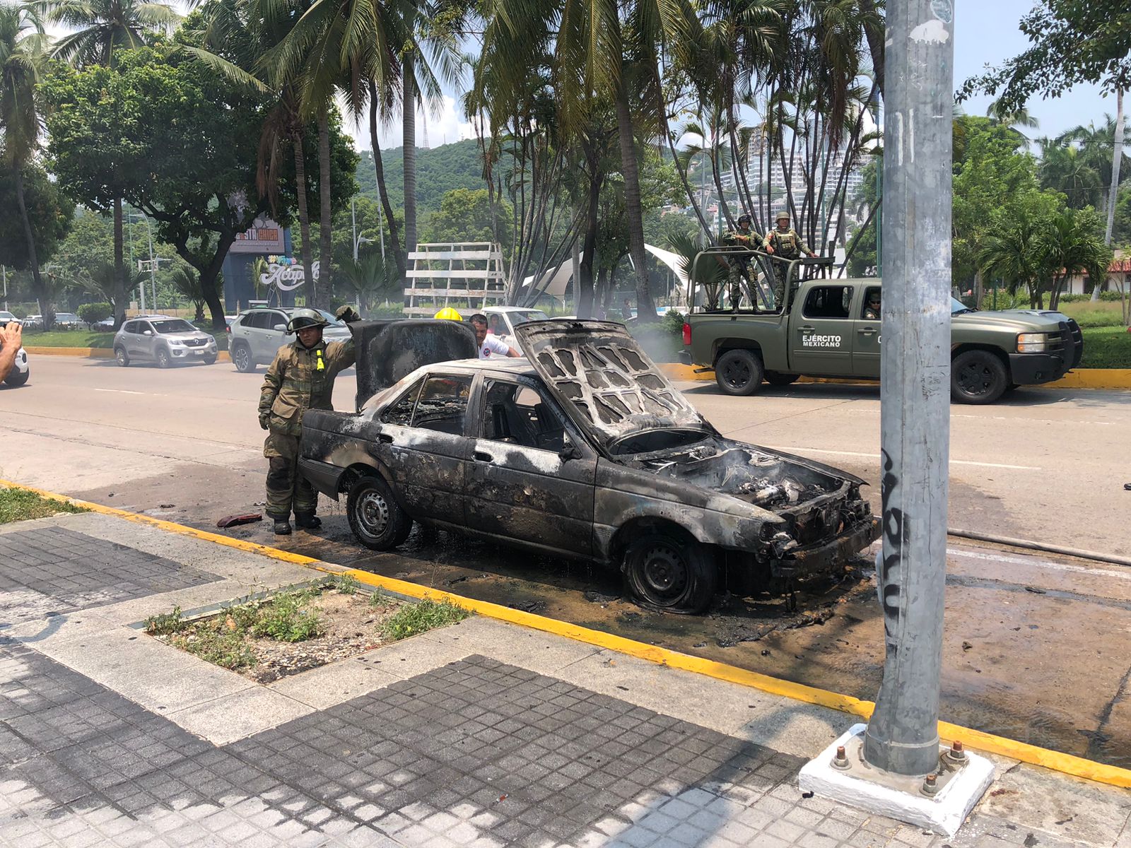 Fuego consume taxi colectivo en la Costera de Acapulco