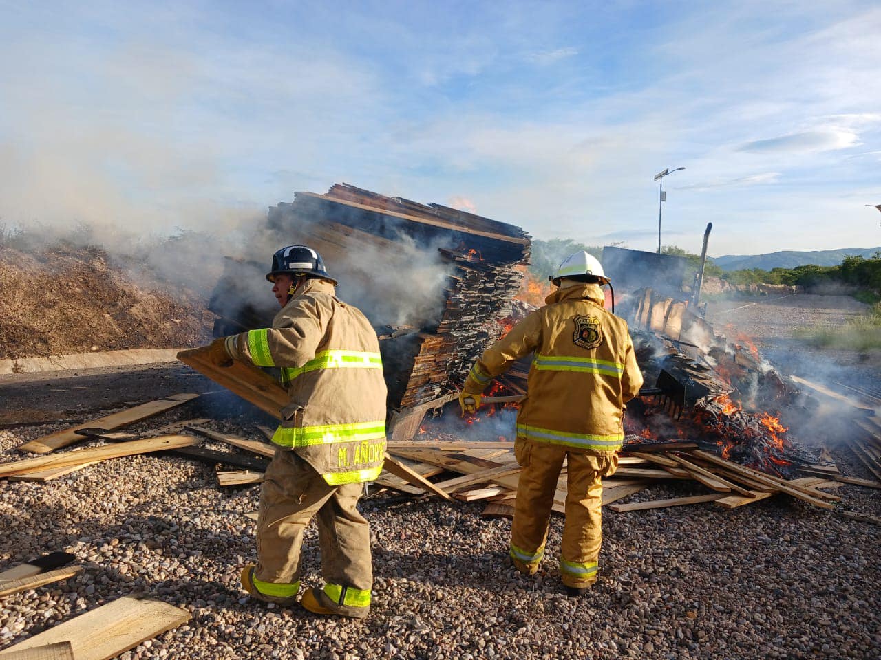 Incendio consume camión en la Autopista del Sol; transportaba madera