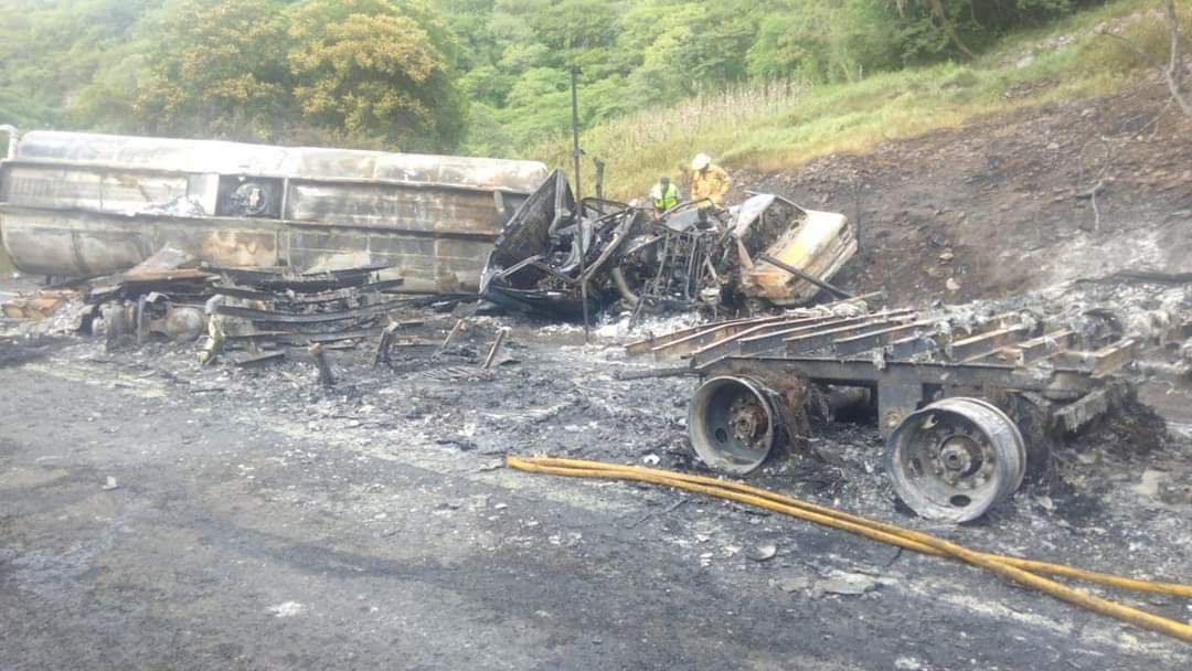 Incendio de pipa en la Chilpancingo-Iguala afectó red de internet