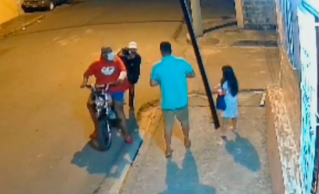 VIDEO: Asaltantes le disparan a un hombre frente a su hija en Colombia