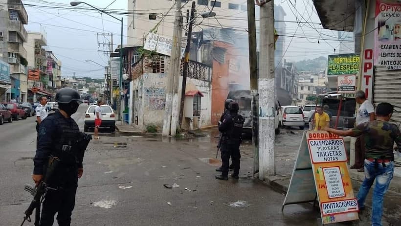 Otro vehículo incendiado en Acapulco; ahora en la colonia Centro