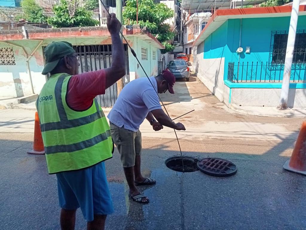 Reparan fugas de agua en distintos puntos de Acapulco
