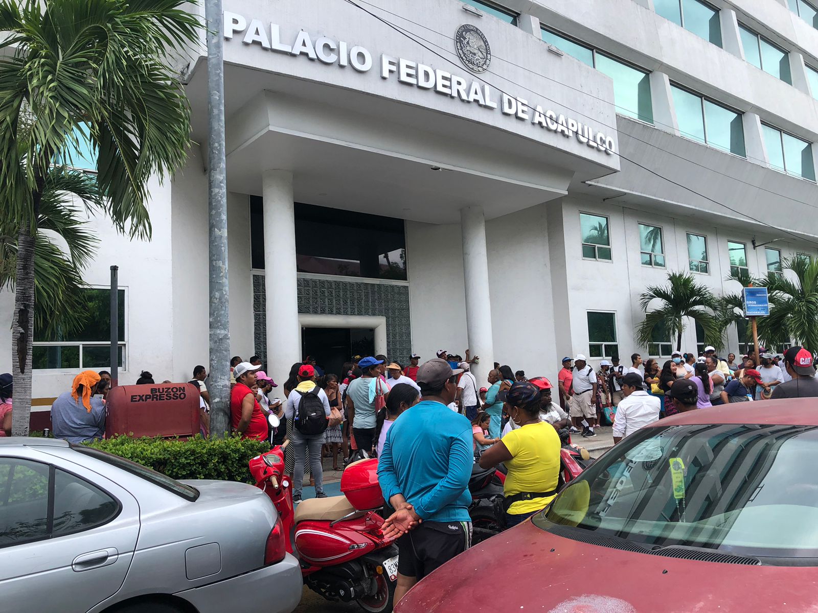 Toman prestadores de servicios turísticos el Palacio Federal de Acapulco