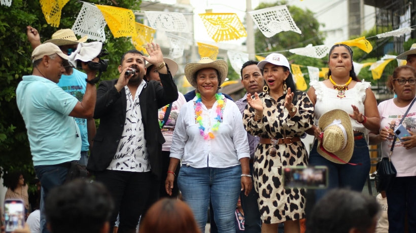 Participa Abelina López Rodríguez en pendón de Petaquillas