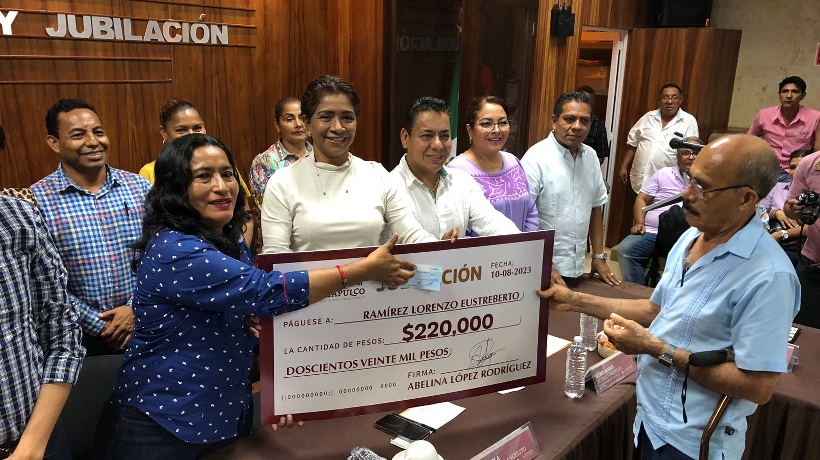 Entrega Abelina López pagos a jubilados del Ayuntamiento de Acapulco