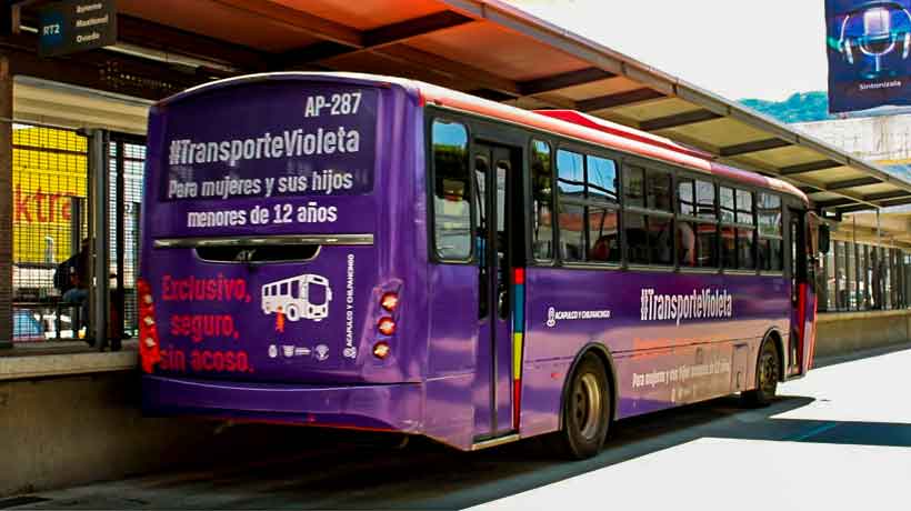 Mujeres viajan seguras gracias al Transporte Violeta en Acapulco