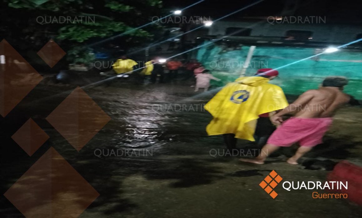 Corriente por tormenta arrastra a un motociclista en Ometepec