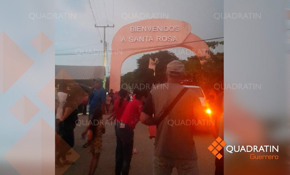 Con bloqueo carretero exigen seguridad en Tecpan