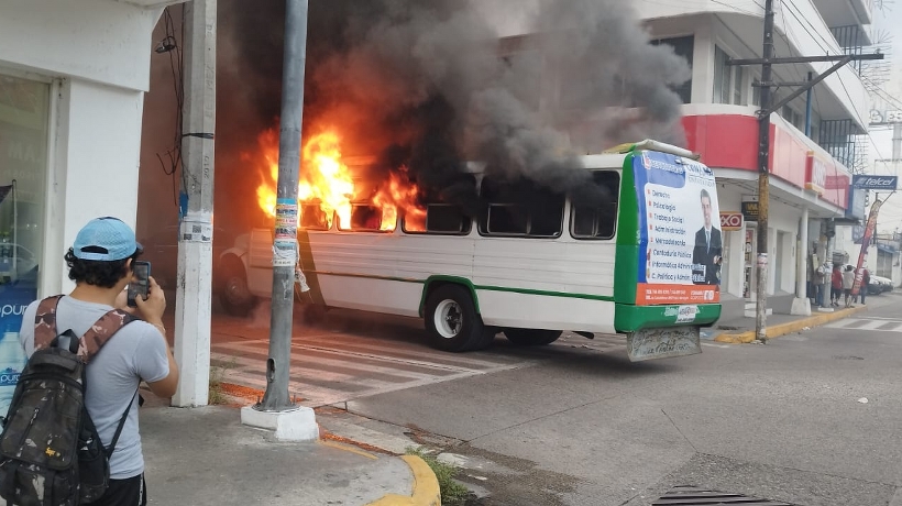 Incendian un autobús urbano a la altura de Sears en Acapulco