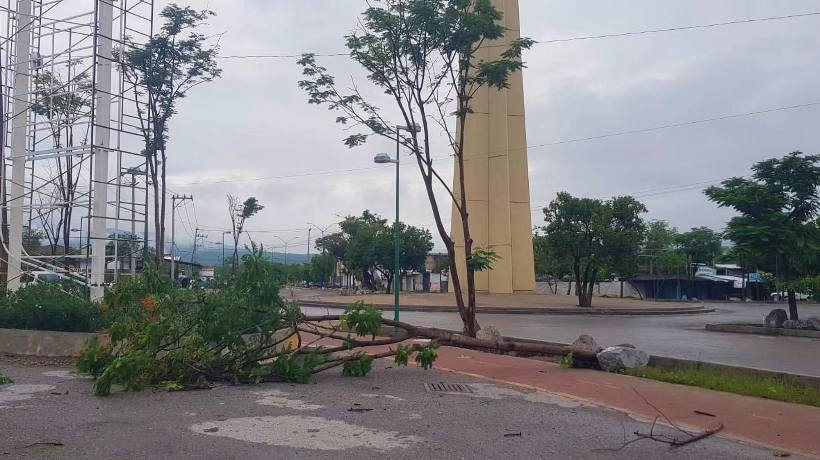 Lluvias causan estragos y apagón en Iguala