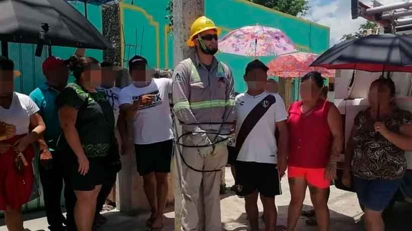 Por fallas en el servicio de electricidad, amarran a un poste a trabajador de la CFE