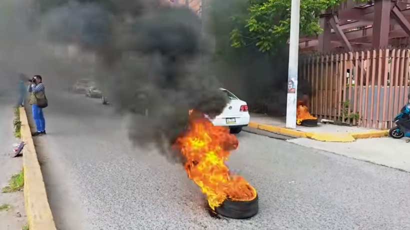 Familiares de desaparecidos queman llantas frente al Congreso de Guerrero