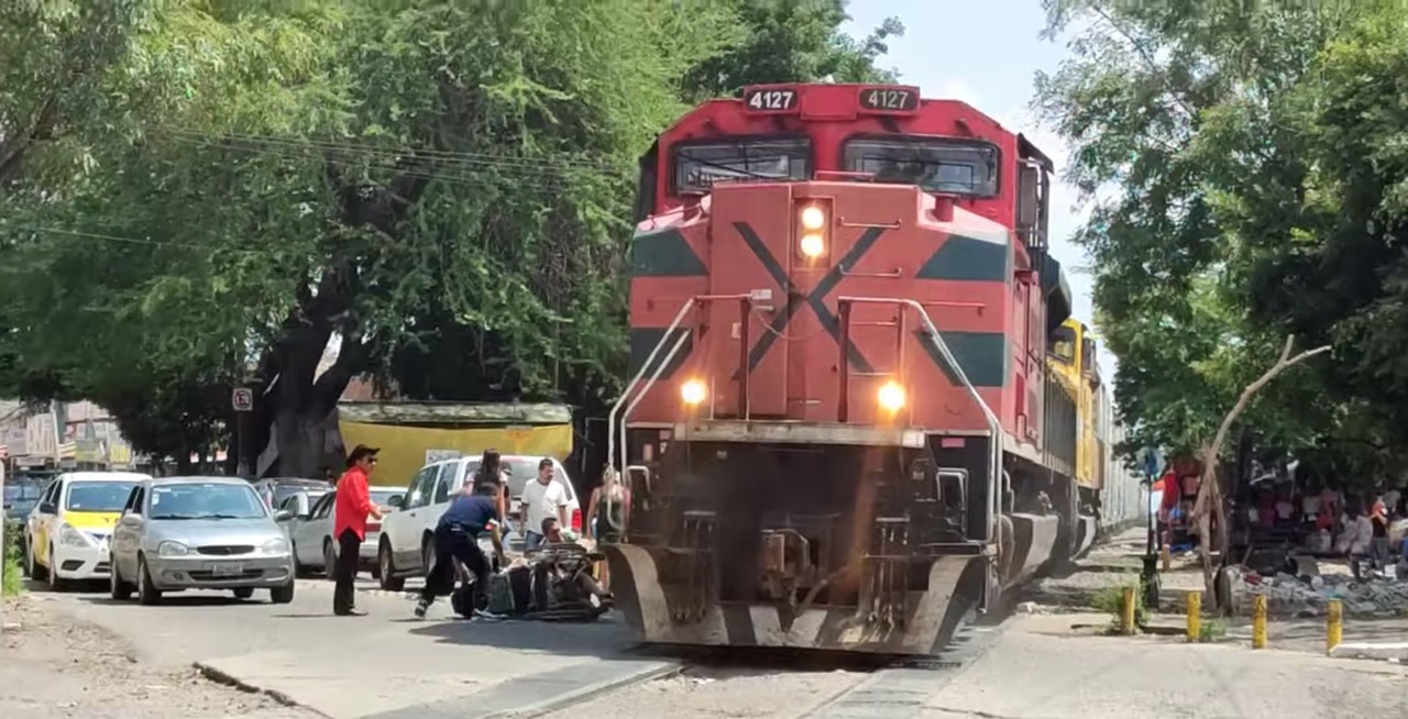 VIDEO: Salvan a hombre en silla de ruedas atorado en vías de tren