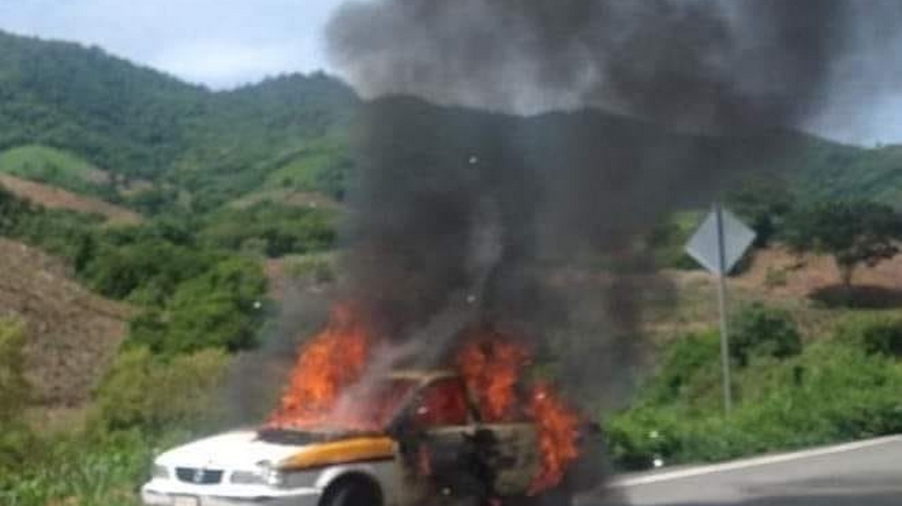 Incendian taxi colectivo en El Playón de Acapulco