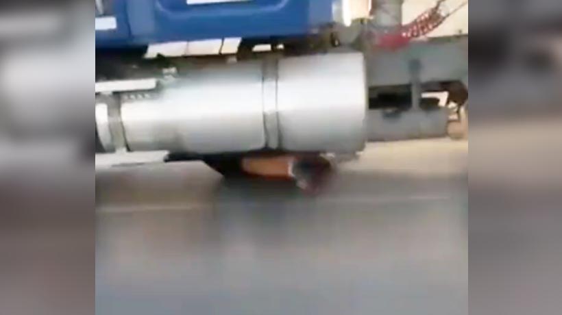 VIDEO: Arrastra tráiler a presunto ladrón en autopista México-Puebla