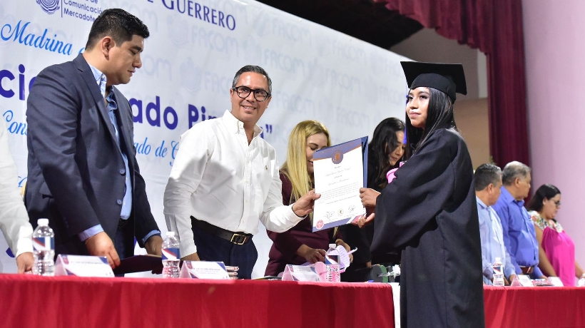 Acude titular de Comunicación Social a graduación de alumnos de la UAGro