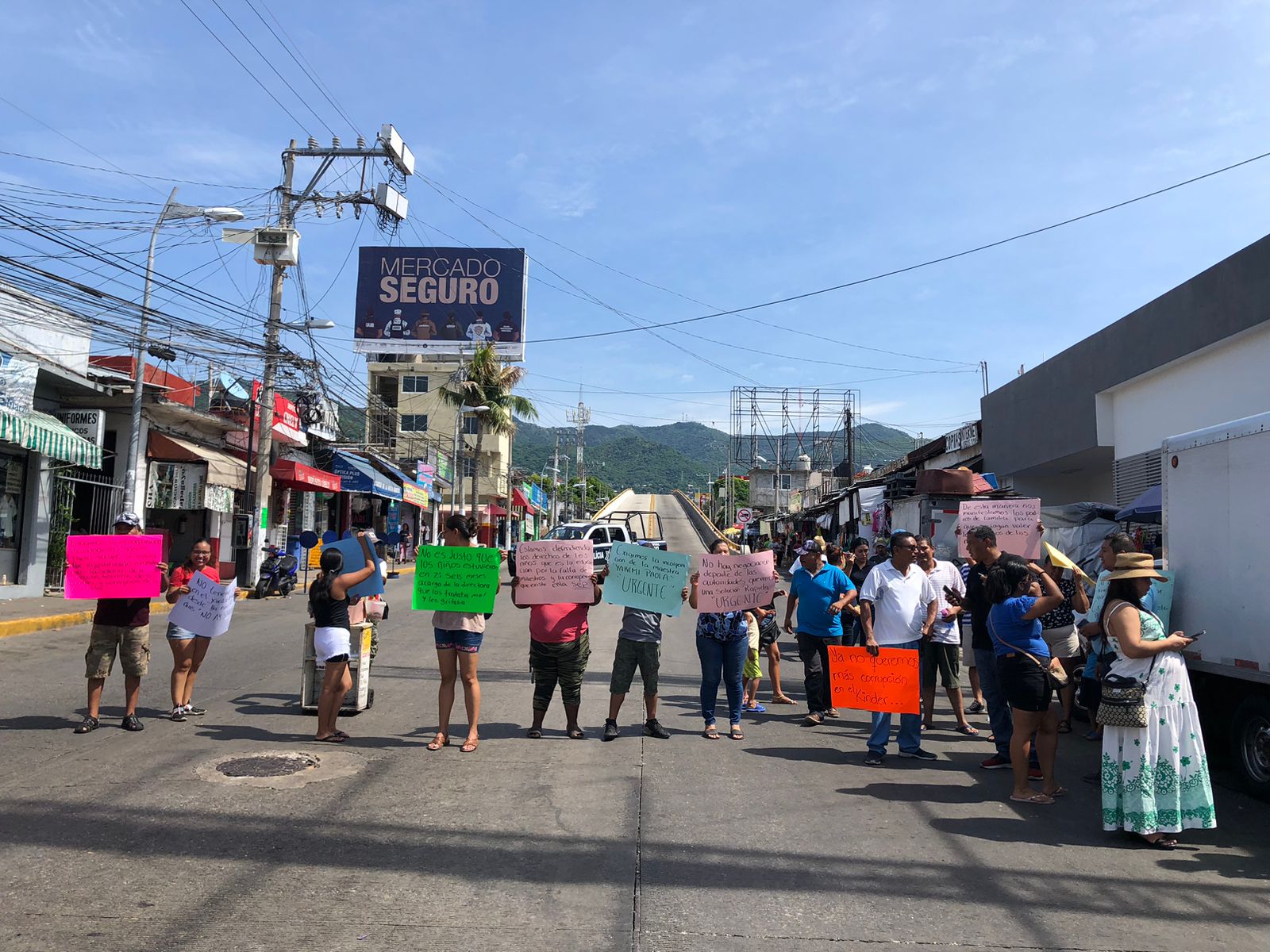 Bloquean la avenida Constituyentes en Acapulco