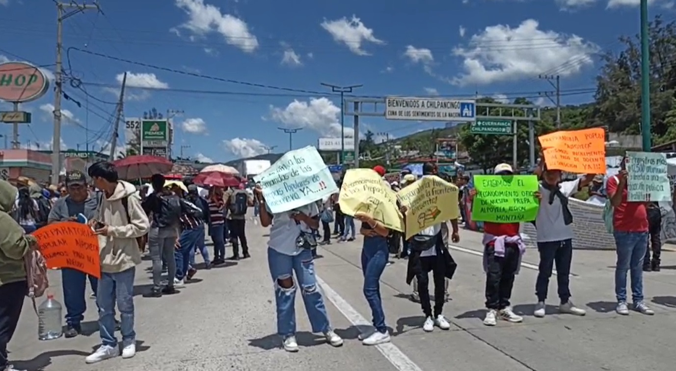 Bloqueo en la Autopista del Sol: Exigen reconocimiento a prepas populares