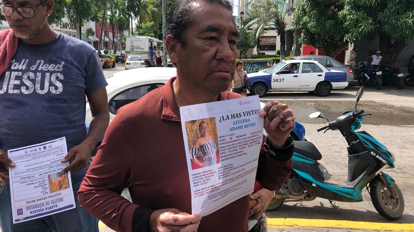 Familiares de Azucena Adame Reyes realizaron un bloqueo parcial en la glorieta de La Diana Cazadora, ubicada en la avenida Costera
