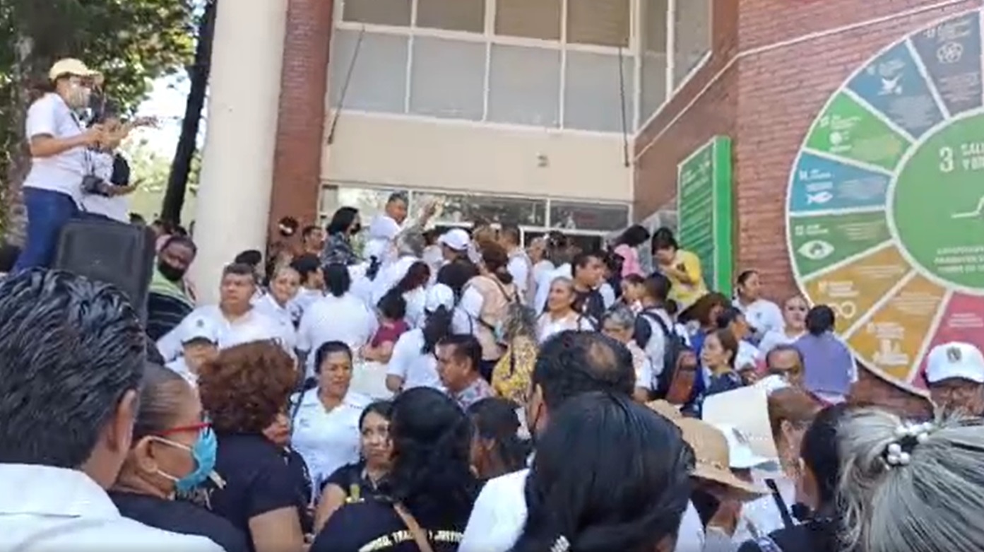 Se confrontan trabajadores de Salud en Chilpancingo