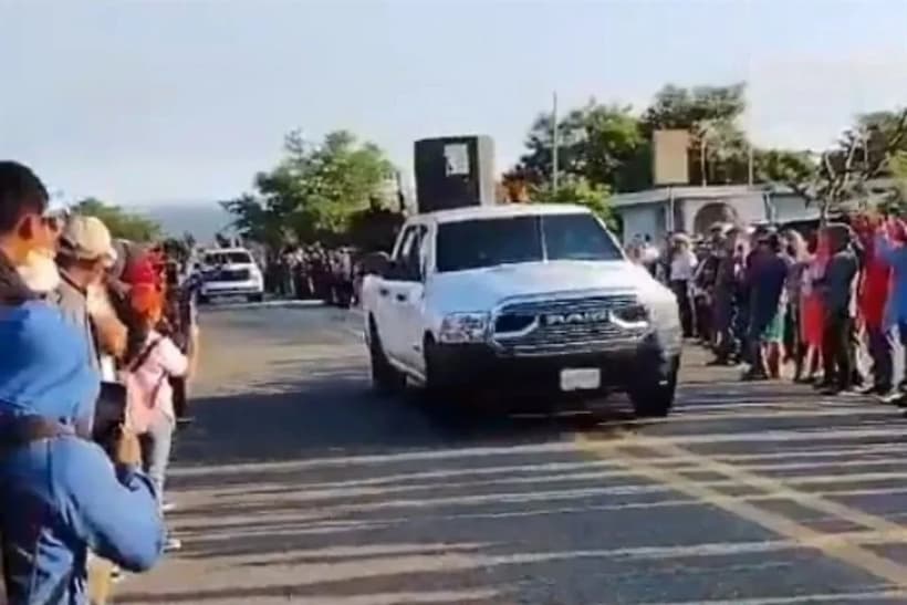 VIDEO: Desfilan presuntos integrantes de grupos delictivos en Chiapas; la gente les aplaude