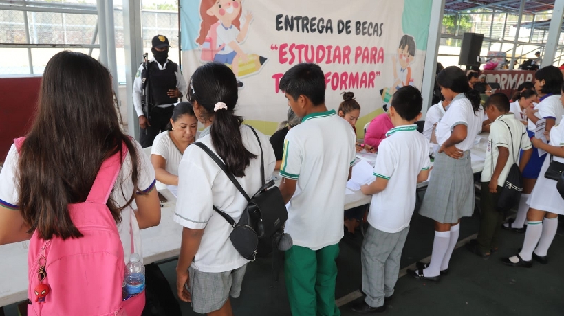 Reciben 2,500 alumnos de Acapulco becas "Estudiar para Transformar"
