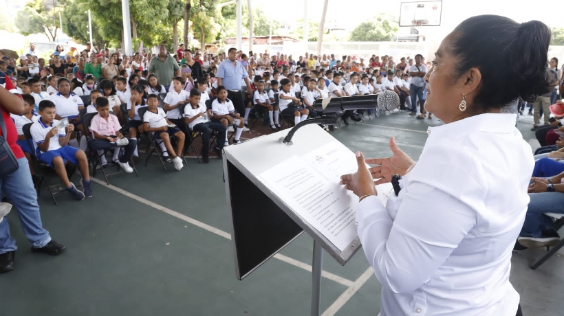 Entrega Abelina López apoyos de ‘Estudiar para Transformar’ a 2500 alumnos