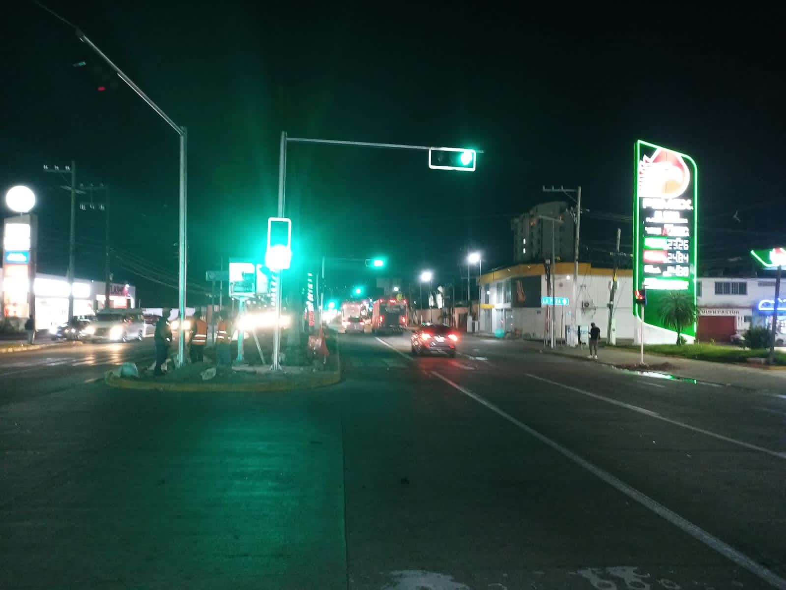 Instalan nuevos semáforos en La Poza, Acapulco