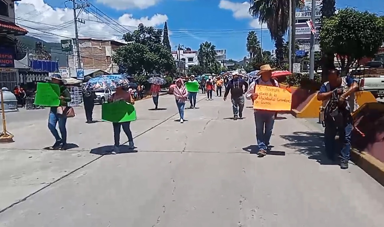 Marcha en Chilpancingo: Docentes de telebachillerato exigen prestaciones