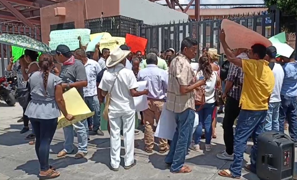 Protestan habitantes de Las Vigas en el Congreso de Guerrero