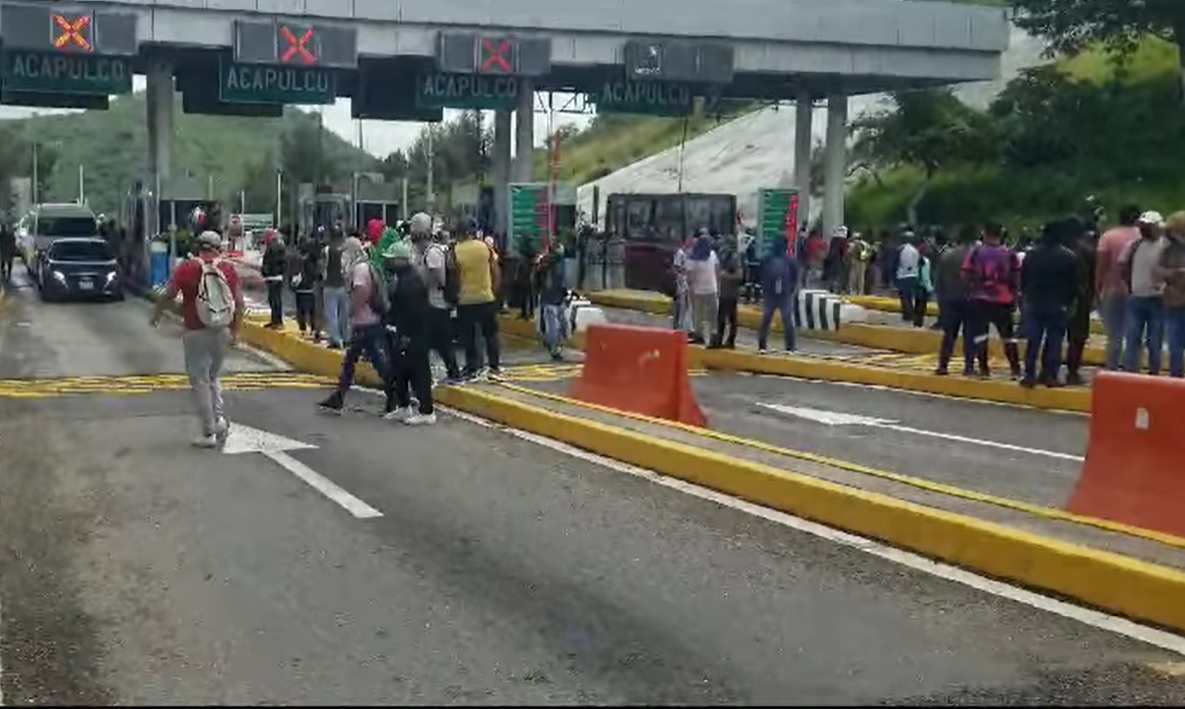 Toman caseta de Palo Blanco para exigir aparición de los 43 normalistas de Ayotzinapa