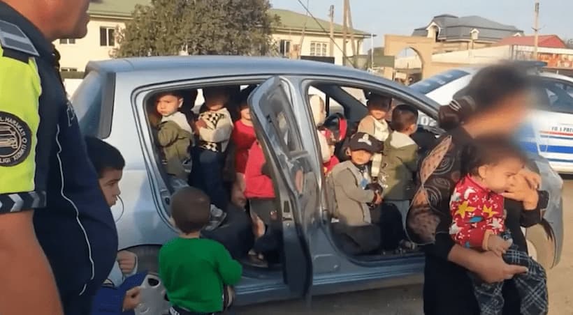 VIDEO: Detienen a una maestra por llevar 25 niños en un auto