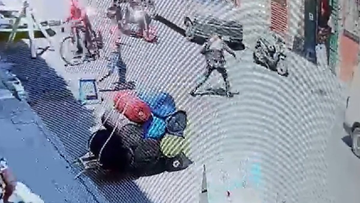 VIDEO: Mujer policía arriesga su vida para detener a dos ladrones en CDMX