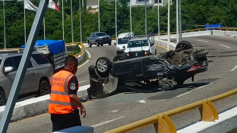 Vuelca automóvil por exceso de velocidad en la Escénica de Acapulco