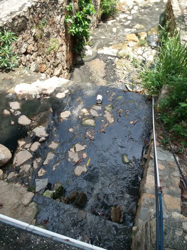 Colapso de drenaje afecta comercios en la Ruiz Cortines de Acapulco