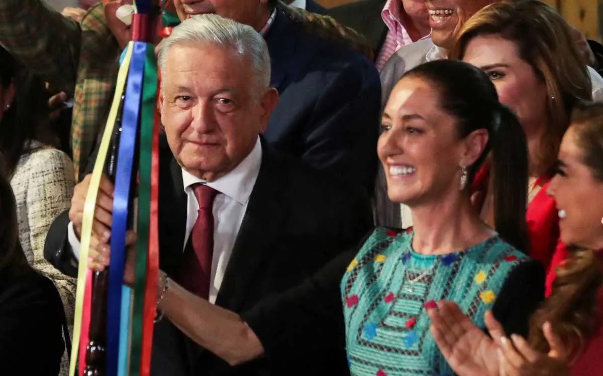 AMLO entrega bastón de mando a Claudia Sheinbaum