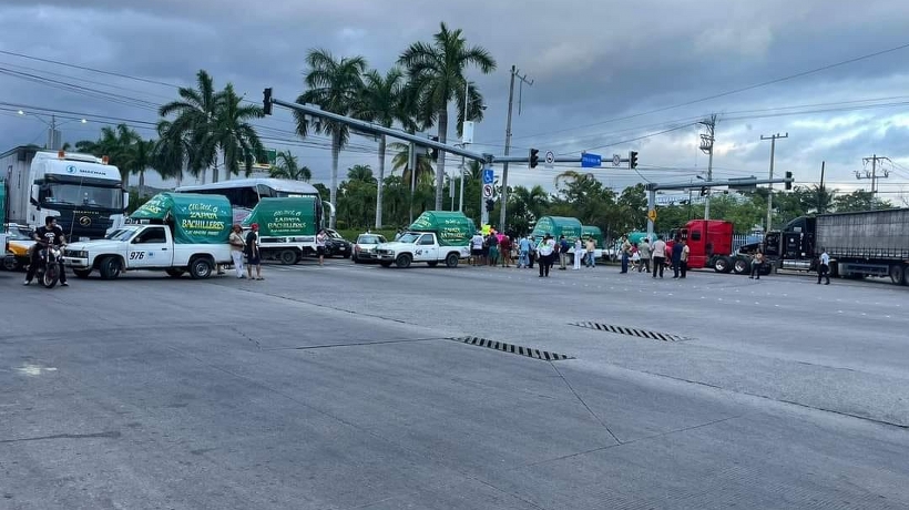 Choferes de rutas alimentadoras bloquean bulevar Vicente Guerrero de Acapulco
