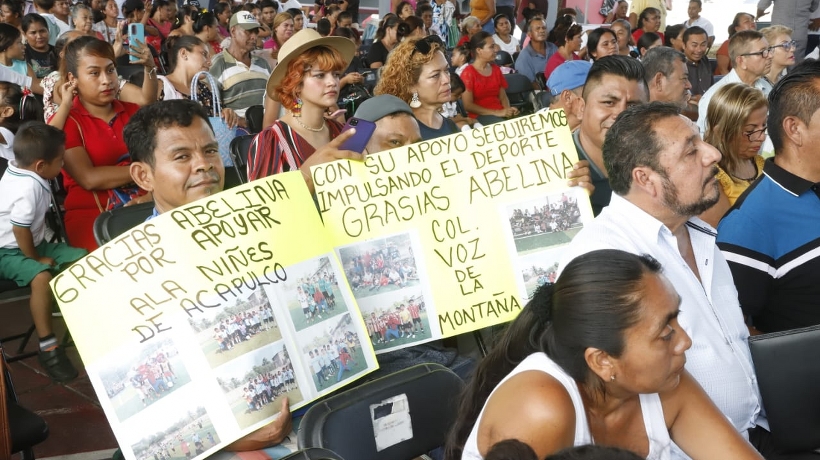 Abelina López atiende solicitudes durante Cabildo abierto en la Zapata