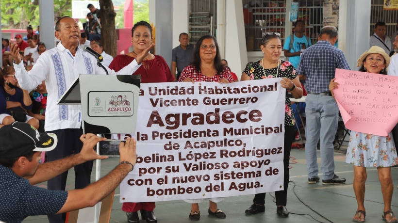 Abelina López atiende solicitudes durante Cabildo abierto en la Zapata