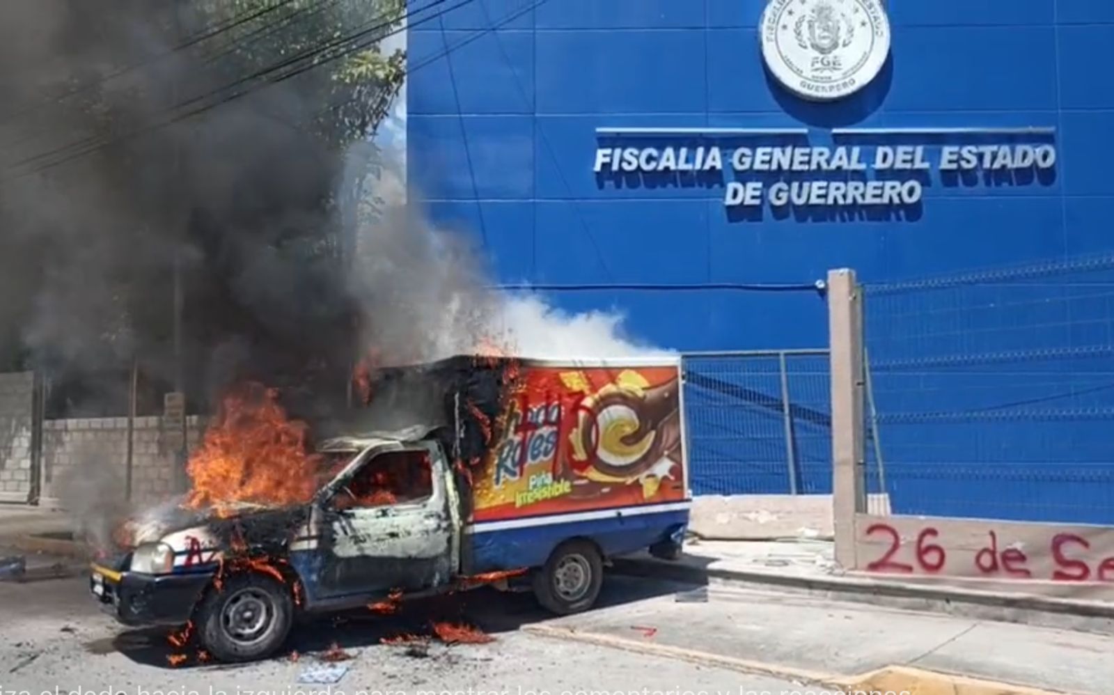 Normalistas lanzan petardos e incendian camioneta en la FGE en Chilpancingo