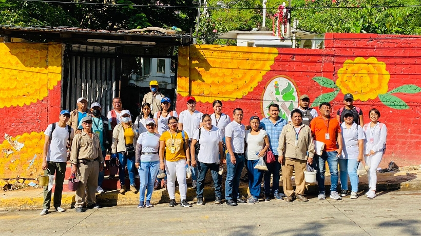 Combaten dengue en panteones de Acapulco previo a Día de Muertos