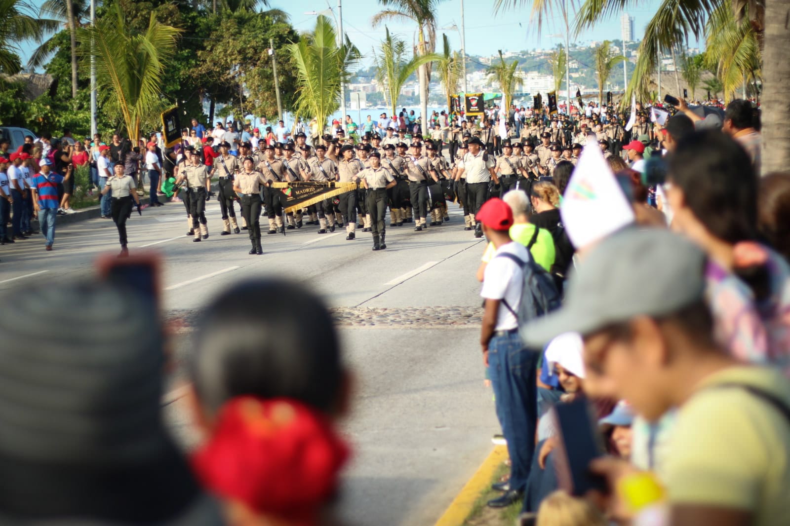 Más de 2 mil personas participan en desfile Cívico-Militar en Acapulco