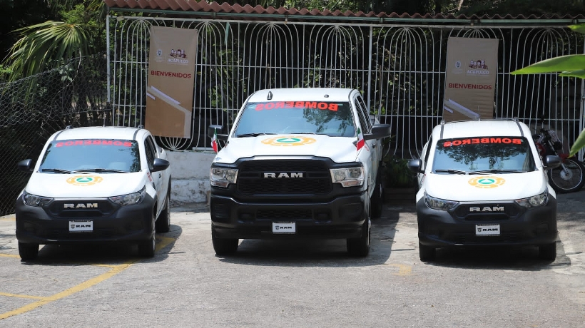 Entrega Abelina López vehículos y equipo a Protección Civil de Acapulco