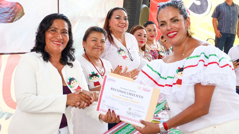 Encabeza Abelina López honores a la bandera en Paso Limonero