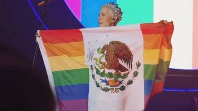 Modifica Christian Chávez la Bandera de México con los colores LGBTQ
