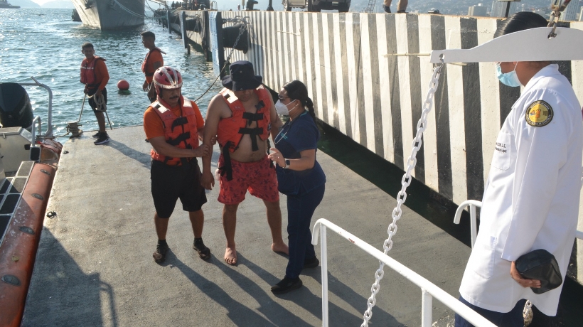 Rescatan a turista en Acapulco tras accidente en moto acuática